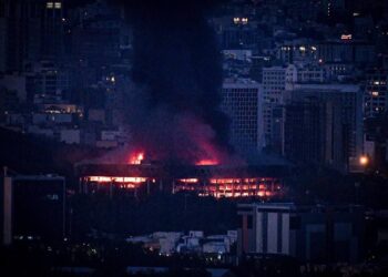 israel-amplia-ofensiva-no-ira-e-atinge-sede-de-tv-estatal-e-hospital-no-quarto-dia-de-conflito