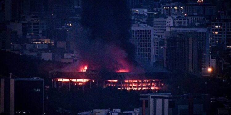 israel-amplia-ofensiva-no-ira-e-atinge-sede-de-tv-estatal-e-hospital-no-quarto-dia-de-conflito