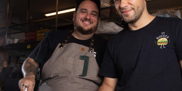 recem-premiado-com-estrela-michelin,-chef-thomas-troisgros-prepara-hamburguer-inedito-em-goiania