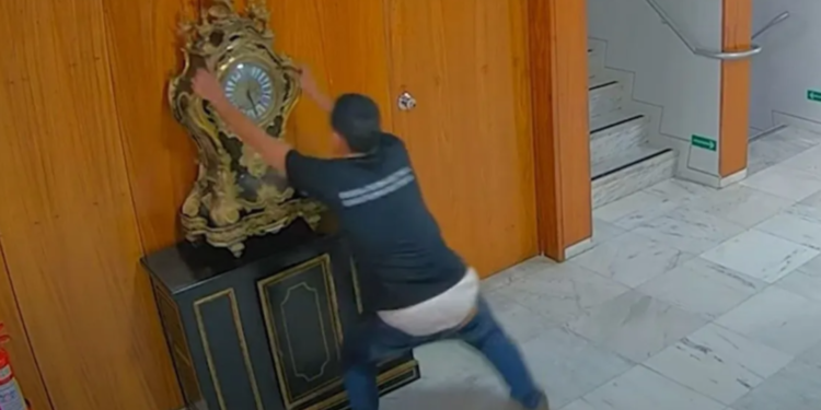 moraes-manda-prender-novamente-homem-que-quebrou-relogio-no-8-de-janeiro