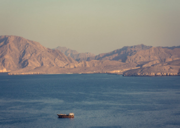 ira-ameaca-fechar-estreito-de-ormuz-em-retaliacao-aos-ataques-dos-eua