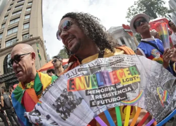 parada-lgbt+-de-sp-celebra-envelhecimento-com-discursos-politicos