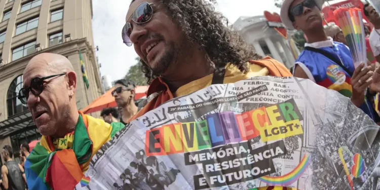 parada-lgbt+-de-sp-celebra-envelhecimento-com-discursos-politicos