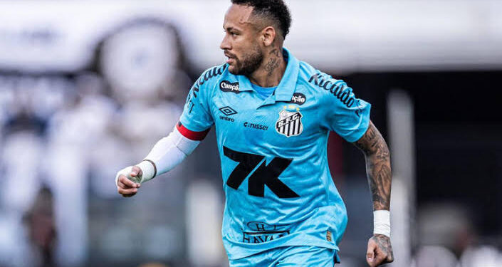 neymar-renova-contrato-com-o-santos-ate-dezembro-de-2025,-mas-acordo-e-mais-curto-que-o-esperado