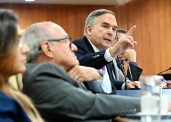 apos-denuncias-de-irregularidades,-justica-suspende-projeto-que-cria-taxa-de-regulacao