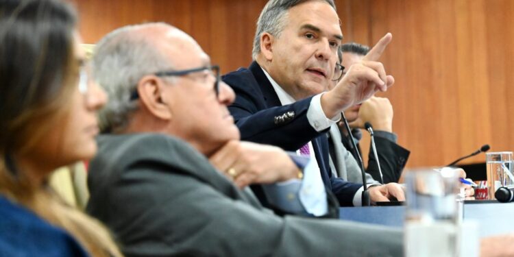 apos-denuncias-de-irregularidades,-justica-suspende-projeto-que-cria-taxa-de-regulacao