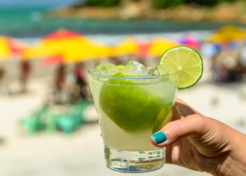 quadrilha-e-presa-vendendo-caipirinha-a-r$-20-mil-e-cigarro-por-r$-1-mil-no-rio-de-janeiro