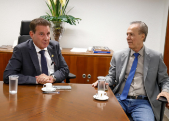 aproximacao-com-a-base-caiadista-pode-ser-motivo-da-licenca-de-vanderlan