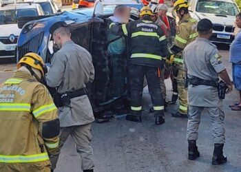 homem-de-60-anos-fica-preso-as-ferragens-apos-capotamento-no-setor-central-de-goiania