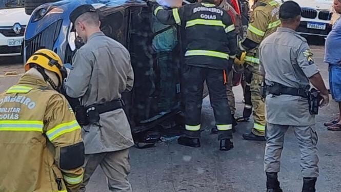 homem-de-60-anos-fica-preso-as-ferragens-apos-capotamento-no-setor-central-de-goiania