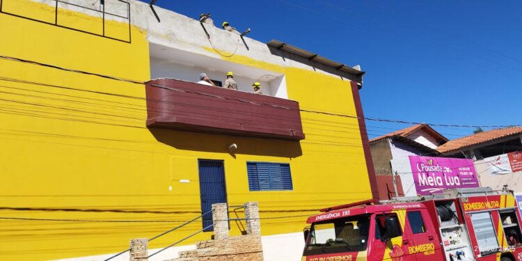 dois-trabalhadores-sofrem-choque-eletrico-durante-instalacao-de-telhado-em-pirenopolis