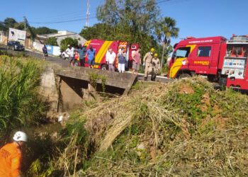 homem-cai-de-ponte-em-mineiros-e-e-resgatado-pelos-bombeiros