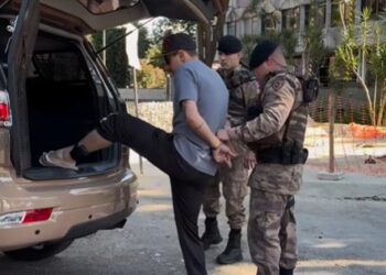 video-da-policia-militar-ensinando-“como-entrar-no-camburao”-viraliza-nas-redes;-veja