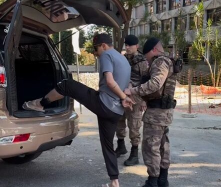 video-da-policia-militar-ensinando-“como-entrar-no-camburao”-viraliza-nas-redes;-veja