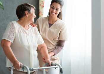 cuidadores-de-idosos-crescem-547%-em-10-anos-e-ampliam-mercado-brasileiro