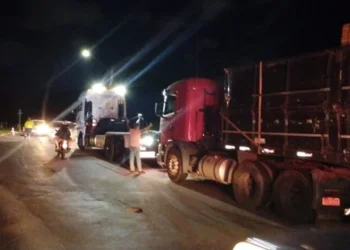 caminhao-com-32-toneladas-trava-o-transito-por-8-horas-em-senador-canedo