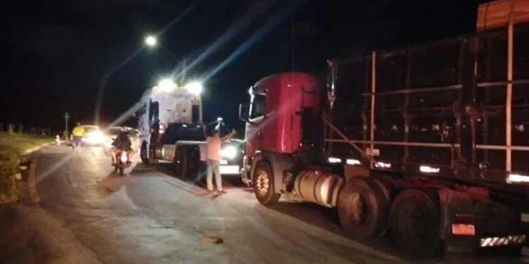 caminhao-com-32-toneladas-trava-o-transito-por-8-horas-em-senador-canedo