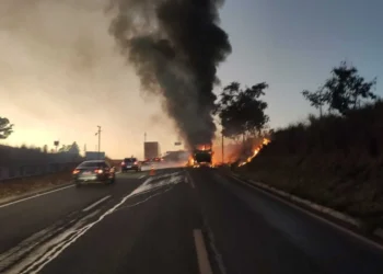 onibus-pega-fogo-na-br-060-em-abadia-de-goias-apos-pane