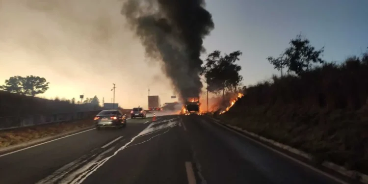 onibus-pega-fogo-na-br-060-em-abadia-de-goias-apos-pane