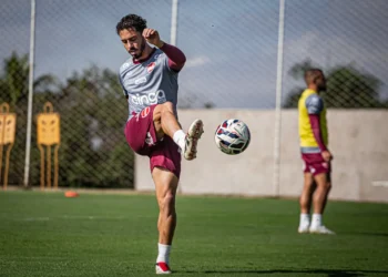 jean-mota-sofre-lesao-no-tornozelo-e-desfalca-vila-nova-por-ate-um-mes