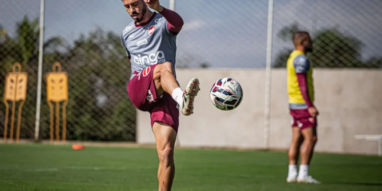 jean-mota-sofre-lesao-no-tornozelo-e-desfalca-vila-nova-por-ate-um-mes