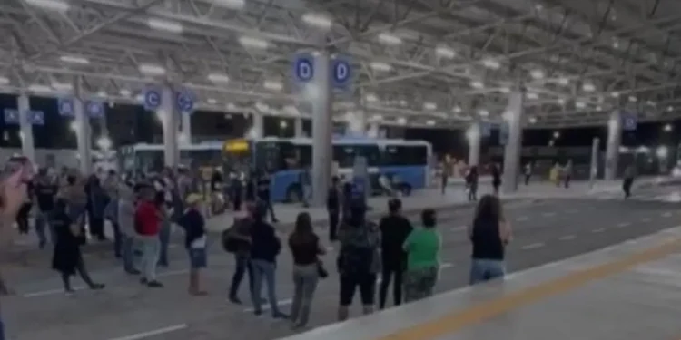 passageiros-bloqueiam-pista-no-terminal-isidoria-por-causa-da-demora-de-onibus
