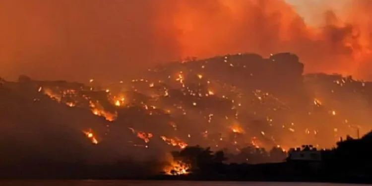 incendios-florestais-na-grecia-forca-evacuacao-de-mil-pessoas-durante-onda-de-calor