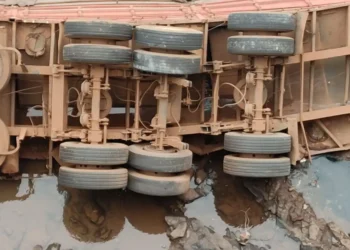 caminhao-cai-de-ponte-na-br-364-e-motorista-morre-preso-as-ferragens-em-goias