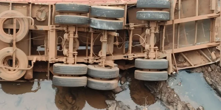 caminhao-cai-de-ponte-na-br-364-e-motorista-morre-preso-as-ferragens-em-goias