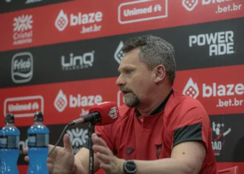 adson-batista-elogia-vitoria,-mas-diz-que-atletico-go-tem-muito-o-que-evoluir