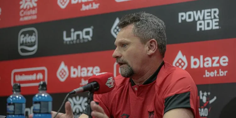 adson-batista-elogia-vitoria,-mas-diz-que-atletico-go-tem-muito-o-que-evoluir