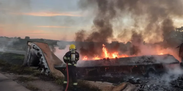 caminhao-pega-fogo-e-incendio-atinge-vegetacao-na-br-153