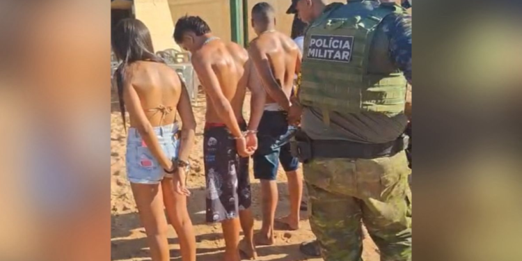 trio-e-preso-por-trafico-de-drogas-durante-patrulhamento-na-praia-do-cavalo,-em-aruana