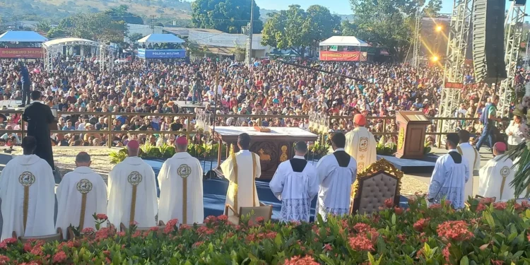 “maior-evento-neste-pais”,-diz-caiado-ao-exaltar-trindade,-consagrada-capital-da-fe