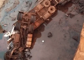 caminhao-sai-da-pista-e-capota-em-ponte-sobre-rio-claro