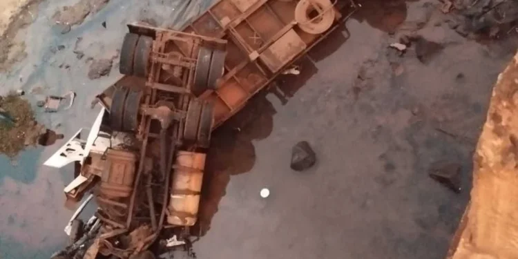 caminhao-sai-da-pista-e-capota-em-ponte-sobre-rio-claro