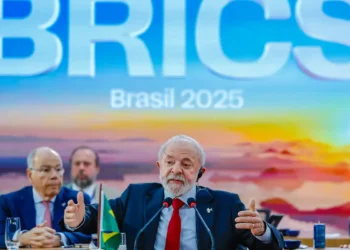 lula-convoca-reuniao-de-emergencia-apos-imposicao-de-tarifas-de-trump-ao-brasil