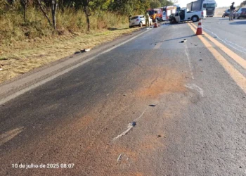 duas-pessoas-morrem-em-colisao-com-tres-veiculos-na-br-153,-em-uruacu-(go)