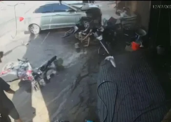 motorista-invade-calcada-e-atropela-jovem-de-12-anos-em-oficina-de-motos-em-aparecida