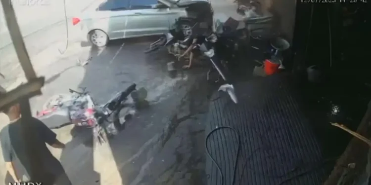 motorista-invade-calcada-e-atropela-jovem-de-12-anos-em-oficina-de-motos-em-aparecida