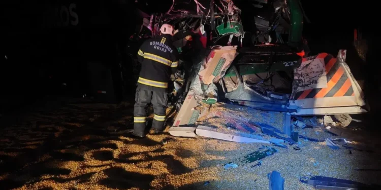 acidente-entre-onibus-e-carreta-deixa-ao-menos-30-feridos-na-go-164