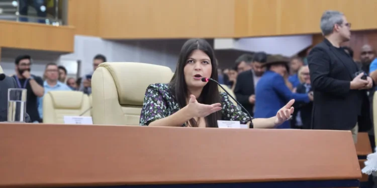 aava-santiago-confirma-pre-candidatura-a-deputada-federal-em-2026