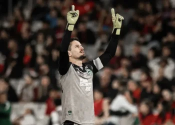 tadeu-alcanca-marca-historica-pelo-goias,-vive-grande-fase-e-sonha-com-libertadores