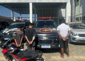 cpe-prende-dois-homens,-apreende-menor-e-recupera-moto-roubada-em-aparecida-de-goiania