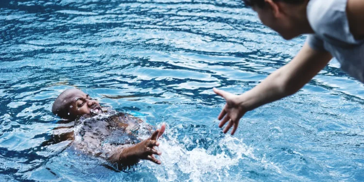 acidentes-por-mergulho-em-aguas-rasas-tende-a-aumentar-durante-as-ferias