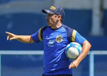 apes-baixas-no-elenco,-lucio-flavio-busca-solucoes-para-manter-aparecidense-no-caminho-do-acesso