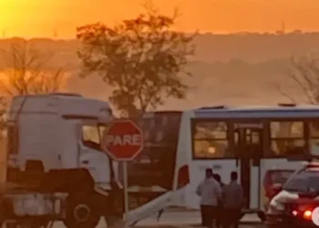 acidente-entre-caminhao-tanque-e-onibus-na-go-020