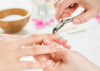 aposentada-desenvolve-infeccao-grave-apos-fazer-as-unhas-em-salao