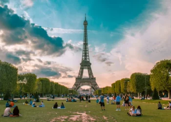 pix-e-liberado-em-comercios-da-franca-e-facilita-compras-de-brasileiros-no-exterior