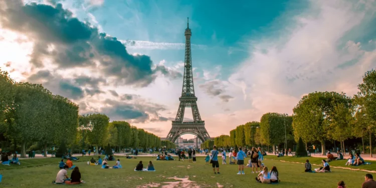 pix-e-liberado-em-comercios-da-franca-e-facilita-compras-de-brasileiros-no-exterior